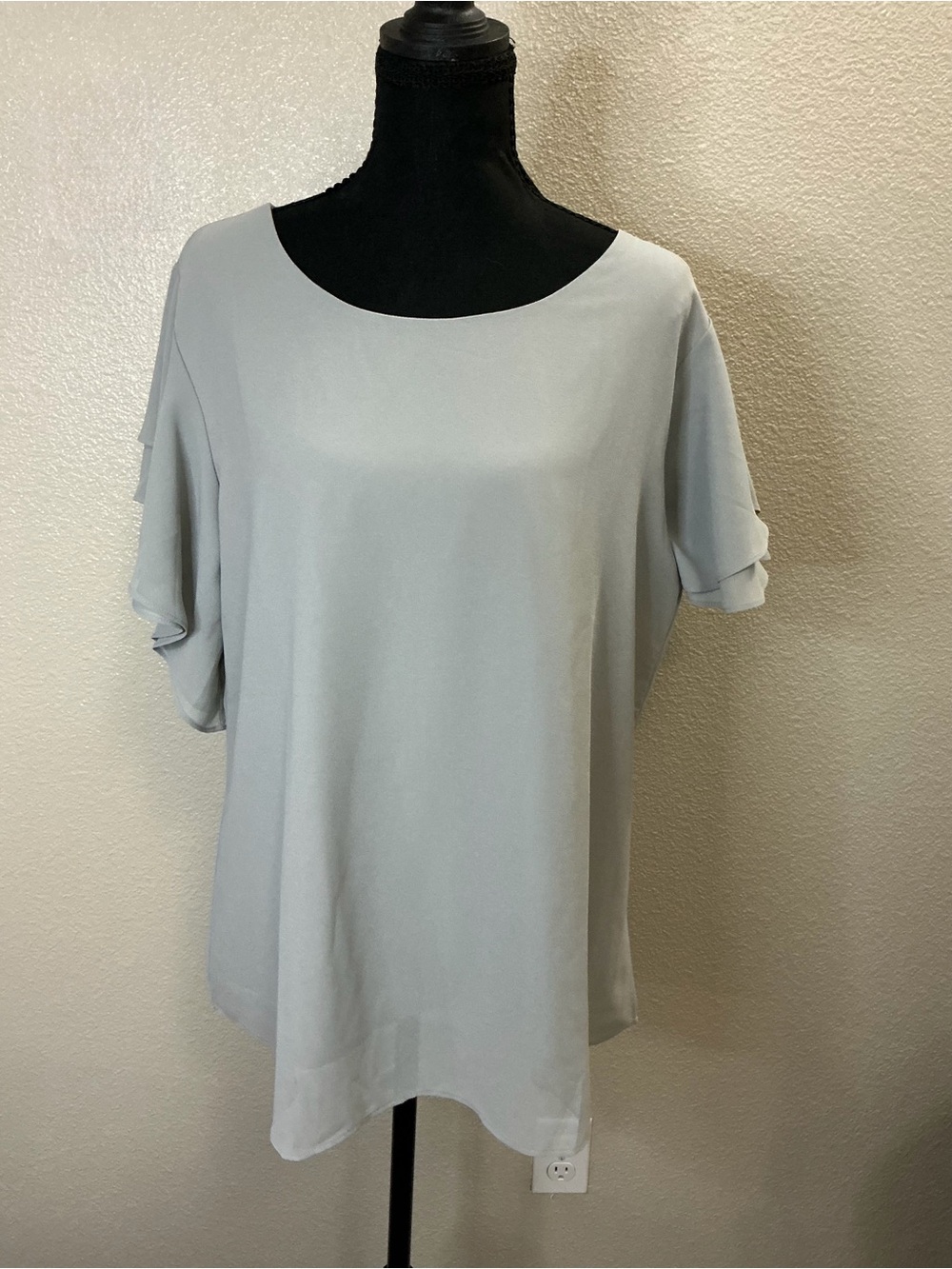 Relaxed Short Sleeve Scoop Neck Blouse in Light Gray